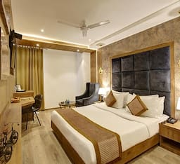 Oak Room Double With Mini Fridge